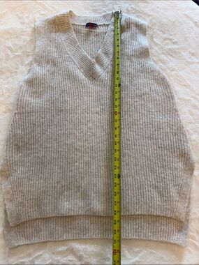 Vince Camuto Cream Ribbed V-Neck Sweater Vest